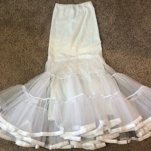 Underskirt for fit and flare, mermaid, or trumpet style dress